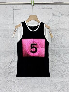 🚩steal CHANEL Black and White Knit Top